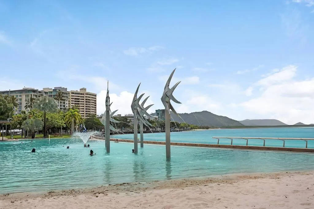 Panoramic Views 3Br Cairns City Apartment