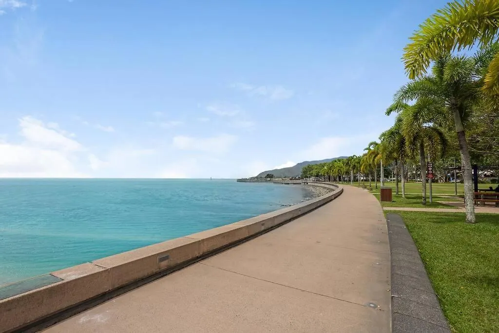 Panoramic Views 3Br Cairns City Apartment