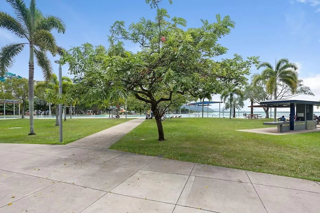 Panoramic Views 3Br Cairns City Apartment