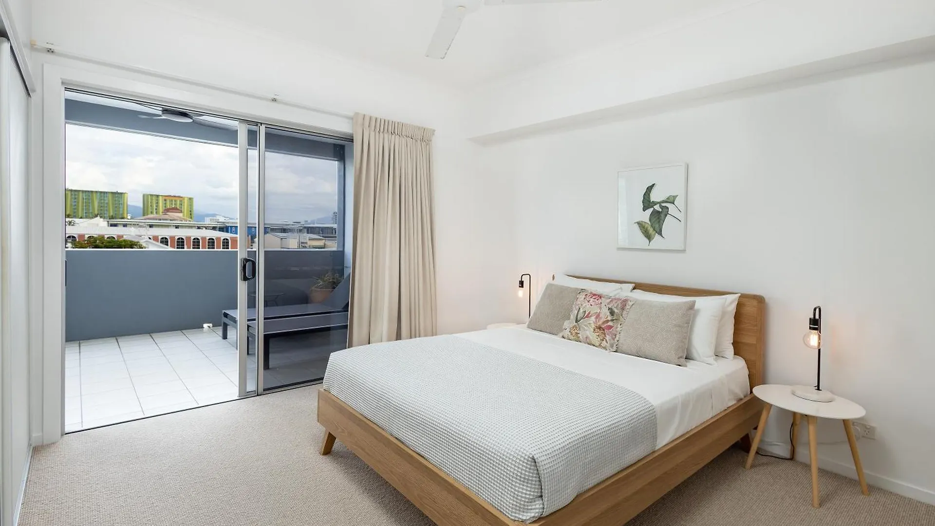 Panoramic Views 3Br Cairns City Apartment